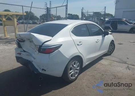 2017 Toyota Yaris z USA, uszkodzony, nr VIN 3MYDLBYV5HY176291